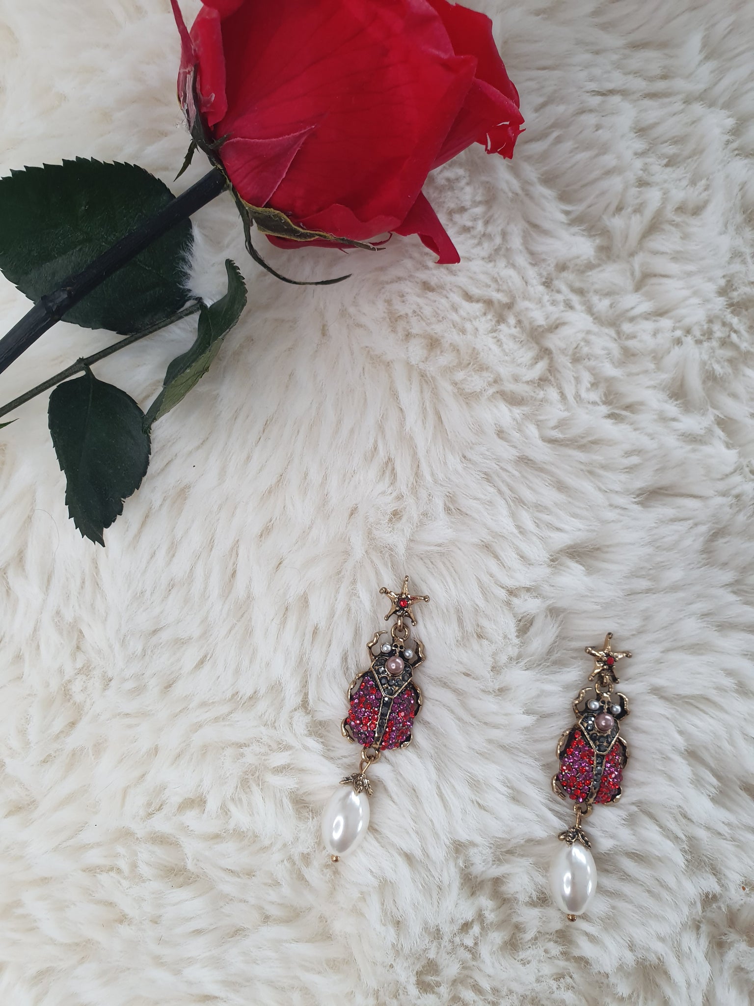 Boucle d'oreille scarabée