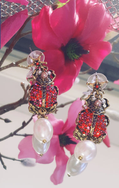 Boucle d'oreille scarabée